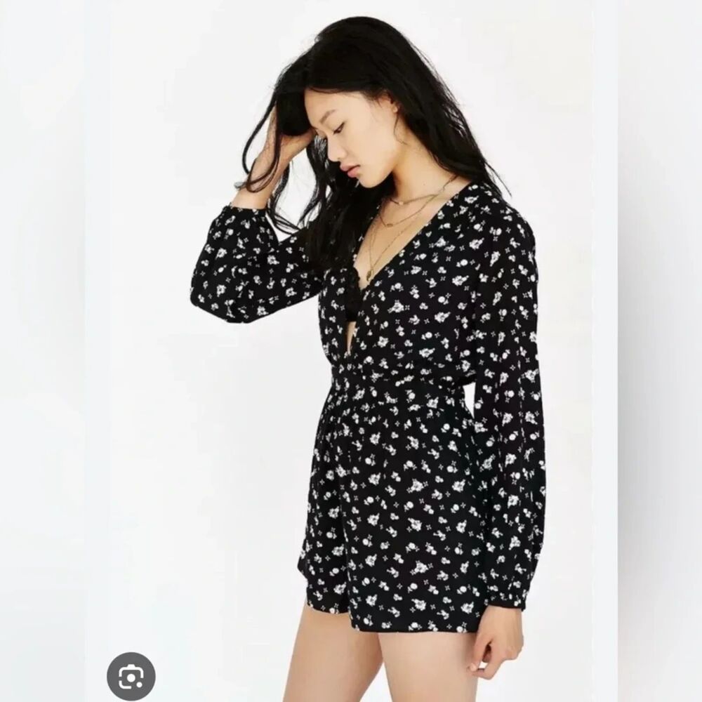 Ecote x Urban Outfitters Women's Medium Floral Print Long Sleeve Romper V Neck